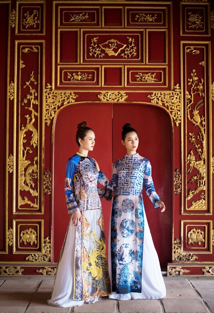 The designer and an artisan team make the collection on the premium natural silk sheets from Bao Loc City, Lam Dong Province, the “capital” of silk production in Vietnam.
