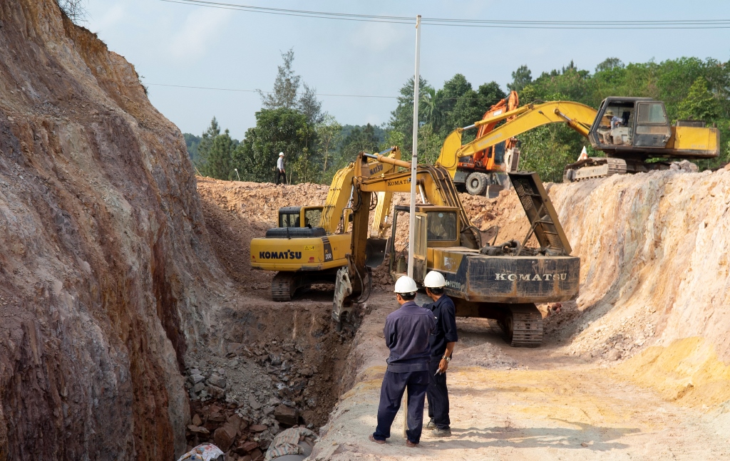 Nối đường ống, đưa nước  về nông thôn, miền núi