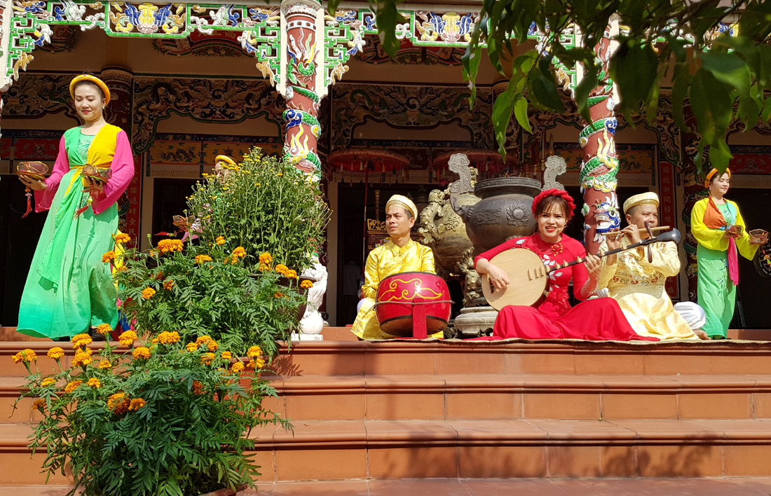 Singing and dancing “Co doi thuong ngan” in front of Hong Ngoc communal house