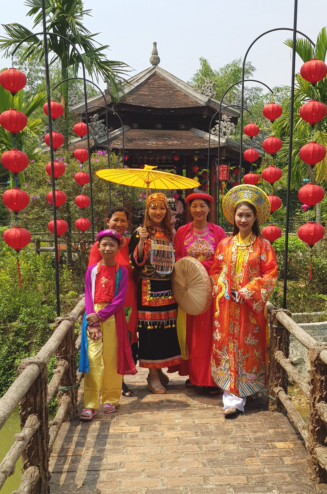 In addition to sightseeing, visitors can also rent outfits of various regions to pose for photos
