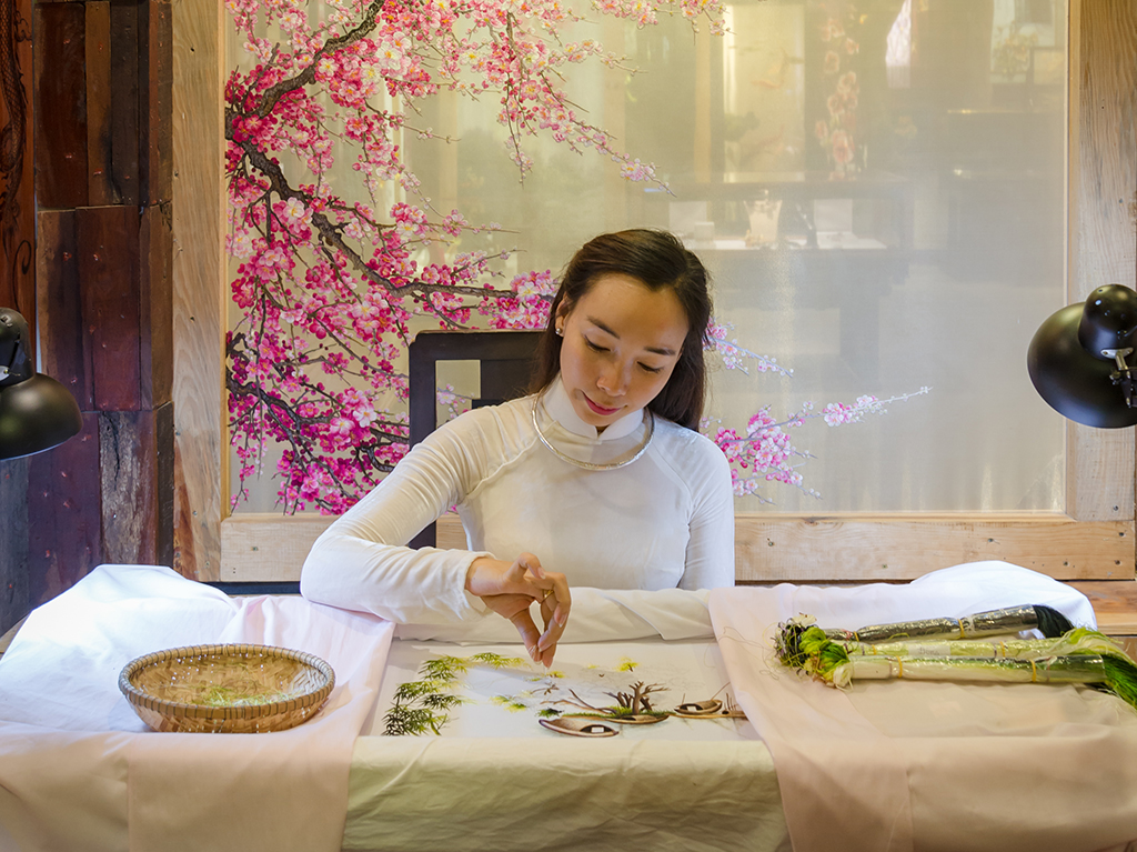 Thêu Huế nức tiếng gần xa