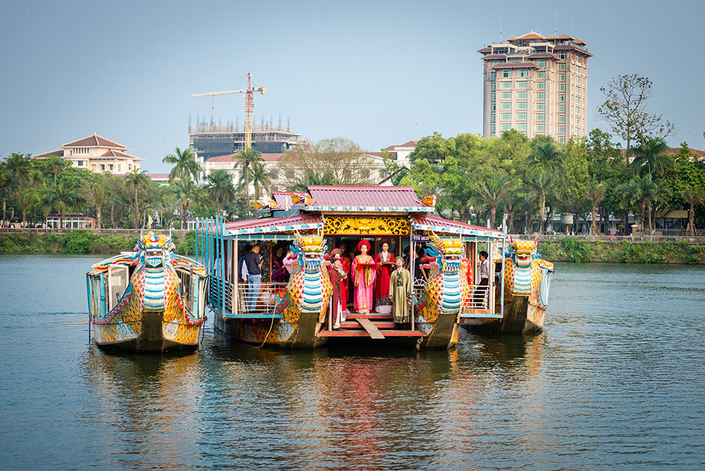 Thanking the Huong River for giving precious materials