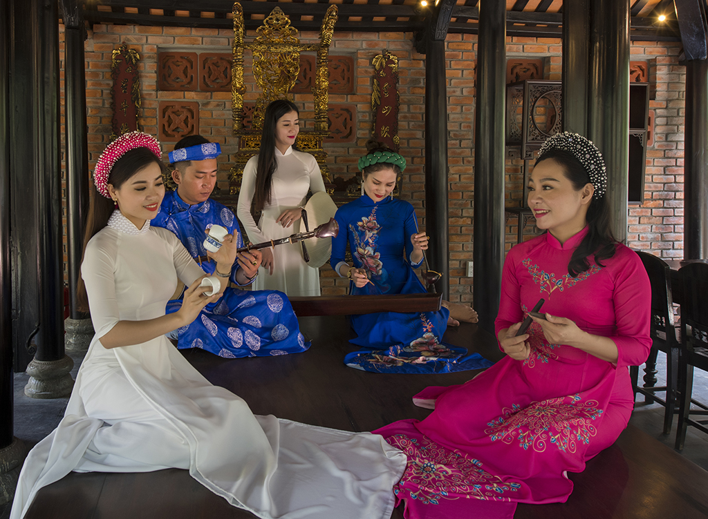 Biểu diễn ca Huế phục vụ khách tham quan