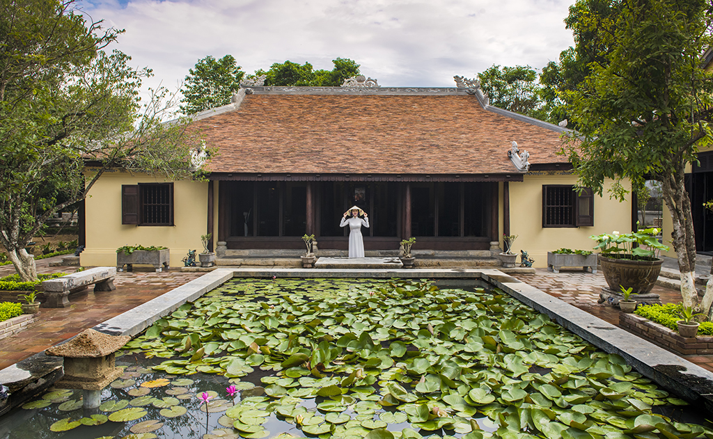 The lake beautifies the house space 