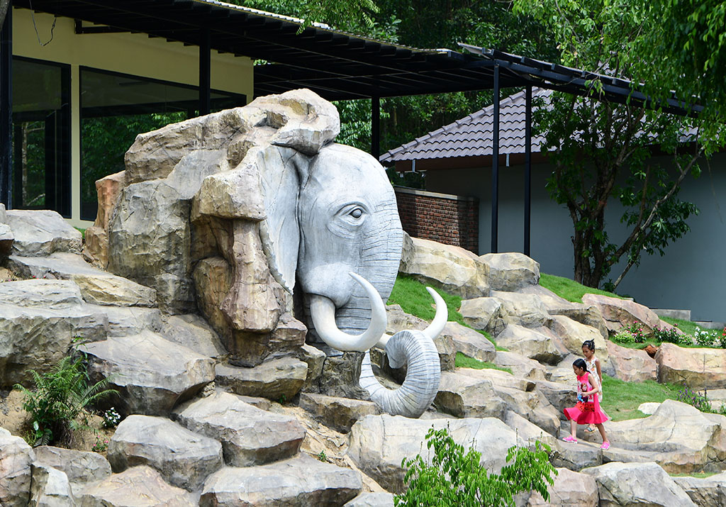 Being enjoyable with the white elephant statue