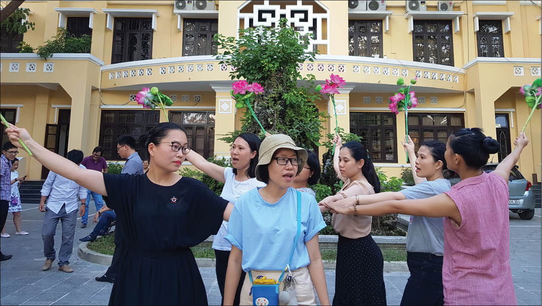 Tập luyện trước giờ thi của đội văn nghệ  Báo Thừa Thiên Huế