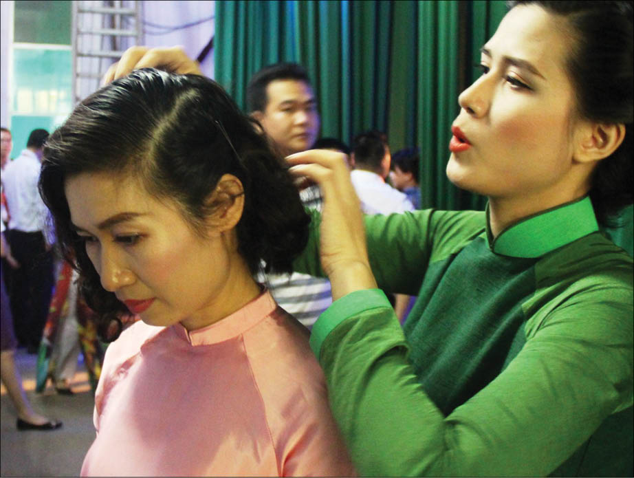 Giúp nhau làm đẹp trước giờ diễn