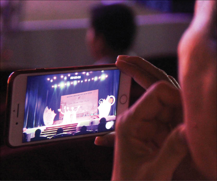 Khán giả ghi lại hình ảnh của các đội thi 