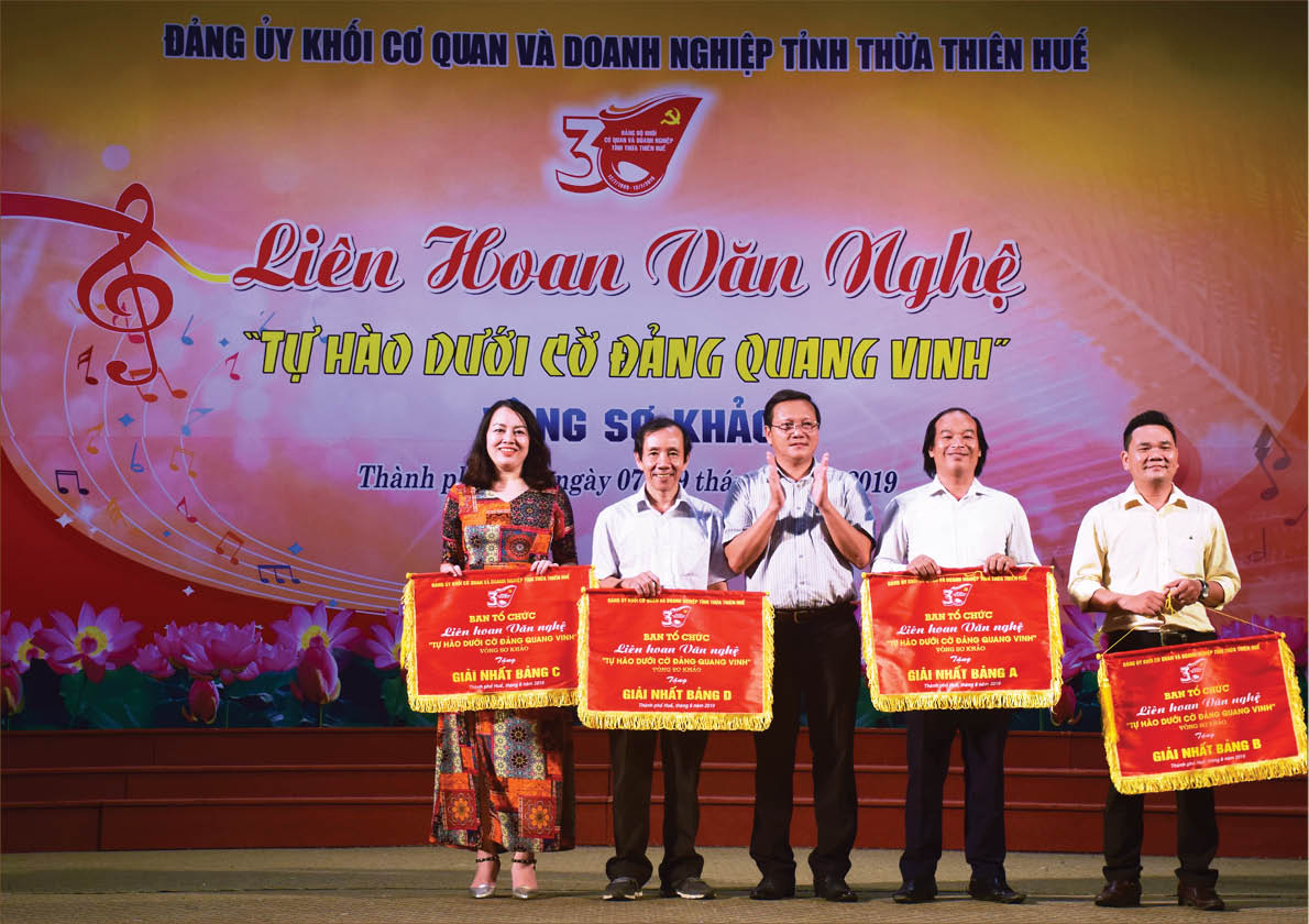 Ban tổ chức trao giải nhất cho các đội ở vòng sơ khảo