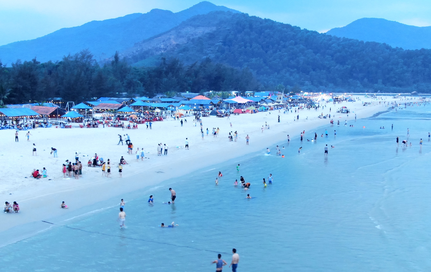 Thanks to the synchronous investment in infrastructure and services, there are more and more tourists coming to the beaches