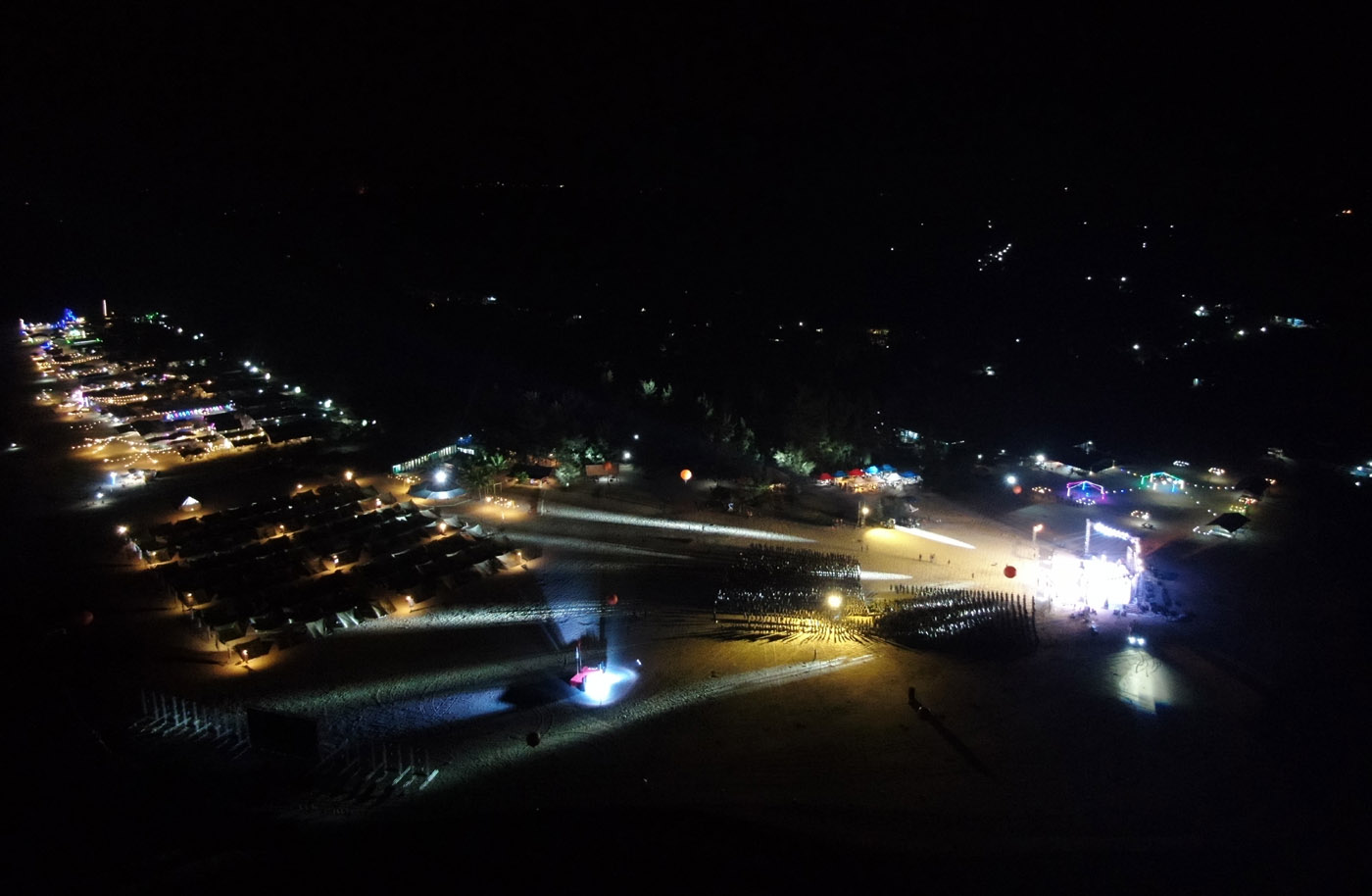 In April 2019, Canh Duong beach welcomed 2.800 members of FPT Group’s subsidiary company coming to go camping and hold commemorative activities during 2 days 1 night. So far, this was the record number of tourists gathering on the beach.