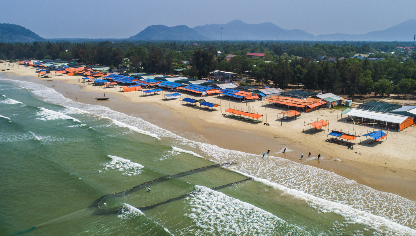 Seining at Binh An Sea at midday. This occupation is suitable for those who are leisure after harvest time, and it requires less investment in fishing equipment.