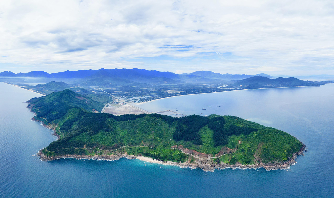 Gion Mountain is next to Chan May Bay, it lasts around 6km long running in the East-West direction. This area covers many valuable aquatic resources, especially seed lobsters.