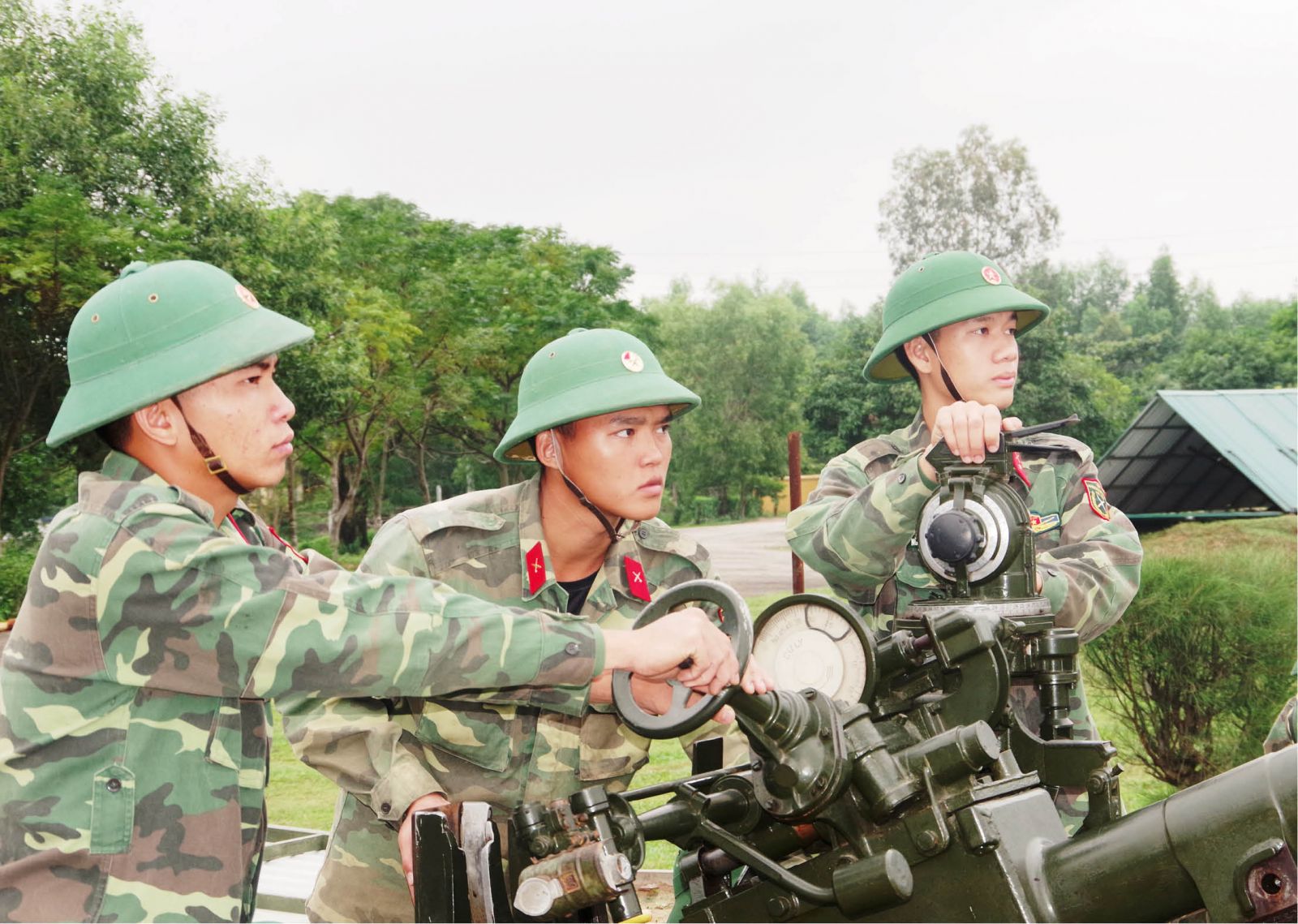 Các pháo thủ luôn sẵn sàng bắn hạ mục tiêu