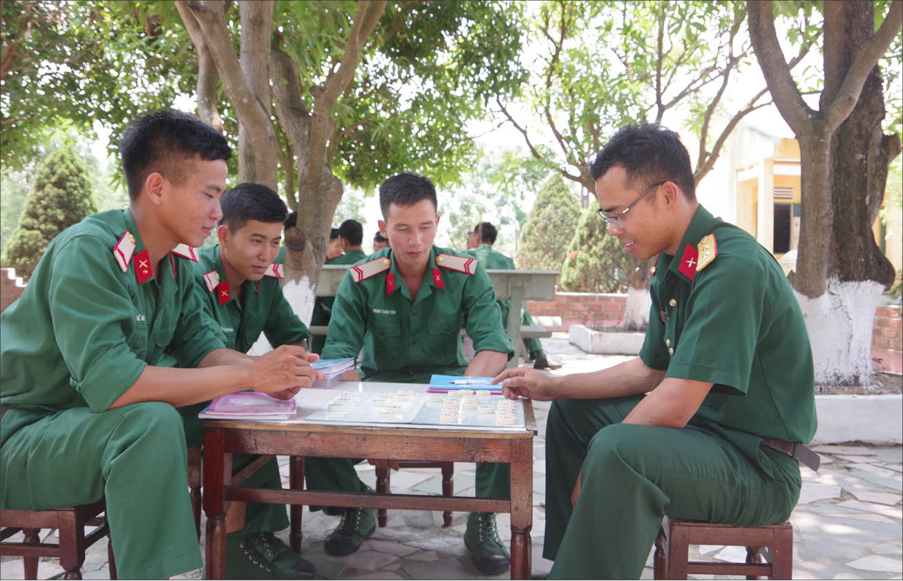 Khẩu đội thao tác thực hiện nhiệm vụ thu pháo