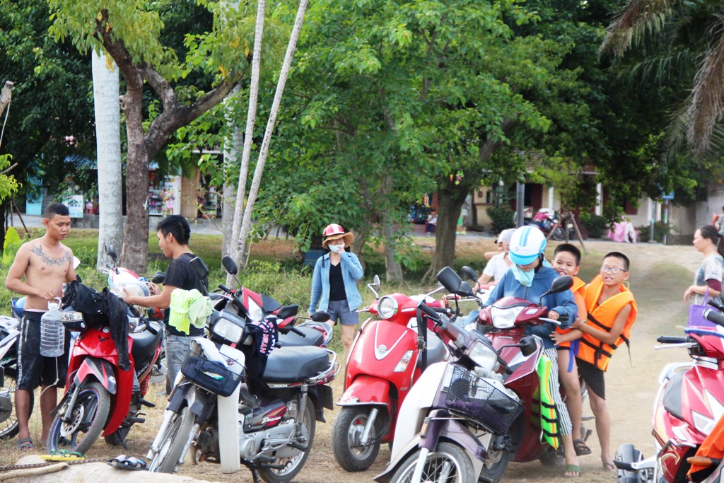 As the afternoon progressing, many people taking their children to the Huong River to swim