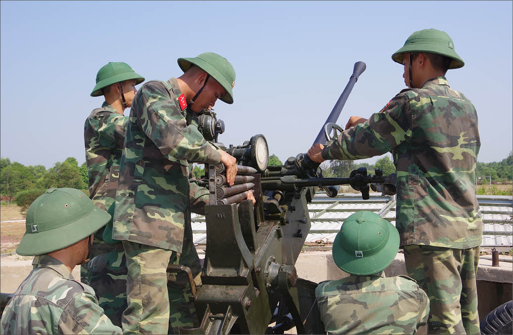 Huấn luyện thao tác nạp đạn vào pháo