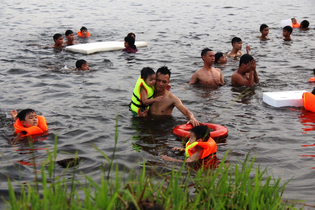 This river section has the contribution of the Huong River lovers, so it has almost become a destination to “stay cool” for many people.