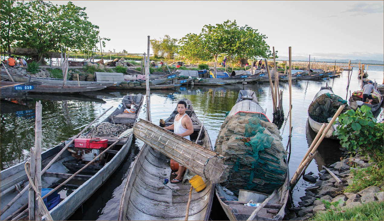 Từ chiều hôm trước, người dân kiểm tra ghe và nò sẵn sàng cho chuyến đánh bắt