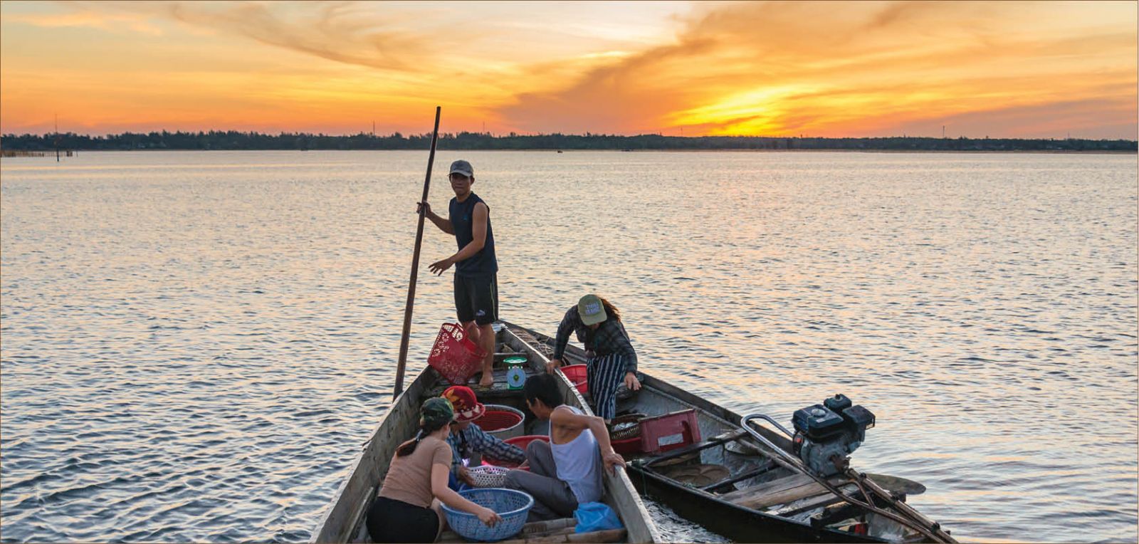 Gần sáng, các thương lái đến ghe thu mua