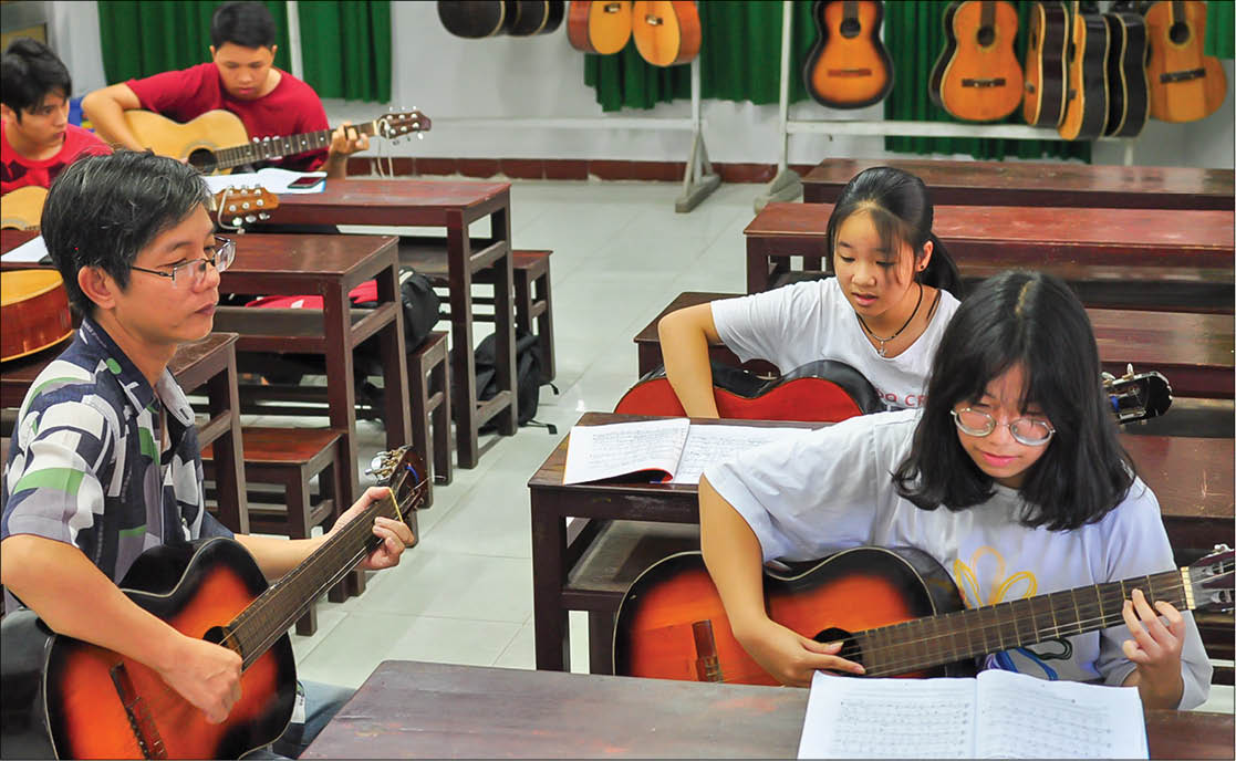 Hiện đại hơn bên cây đàn Guitar