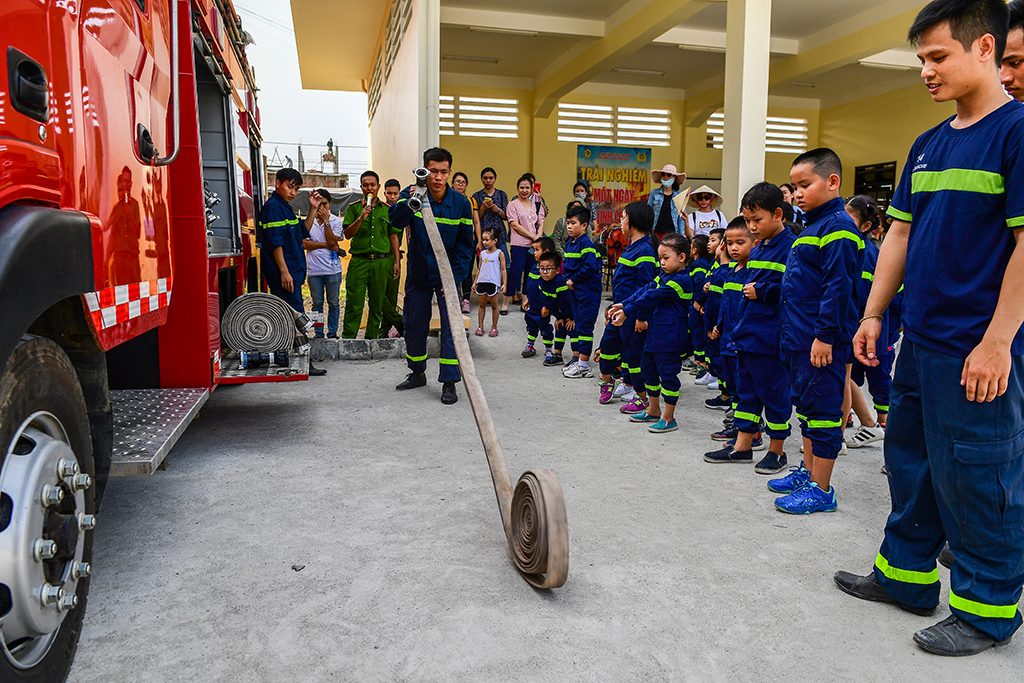 Chăm chú theo dõi cách sử dụng thiết bị chữa cháy