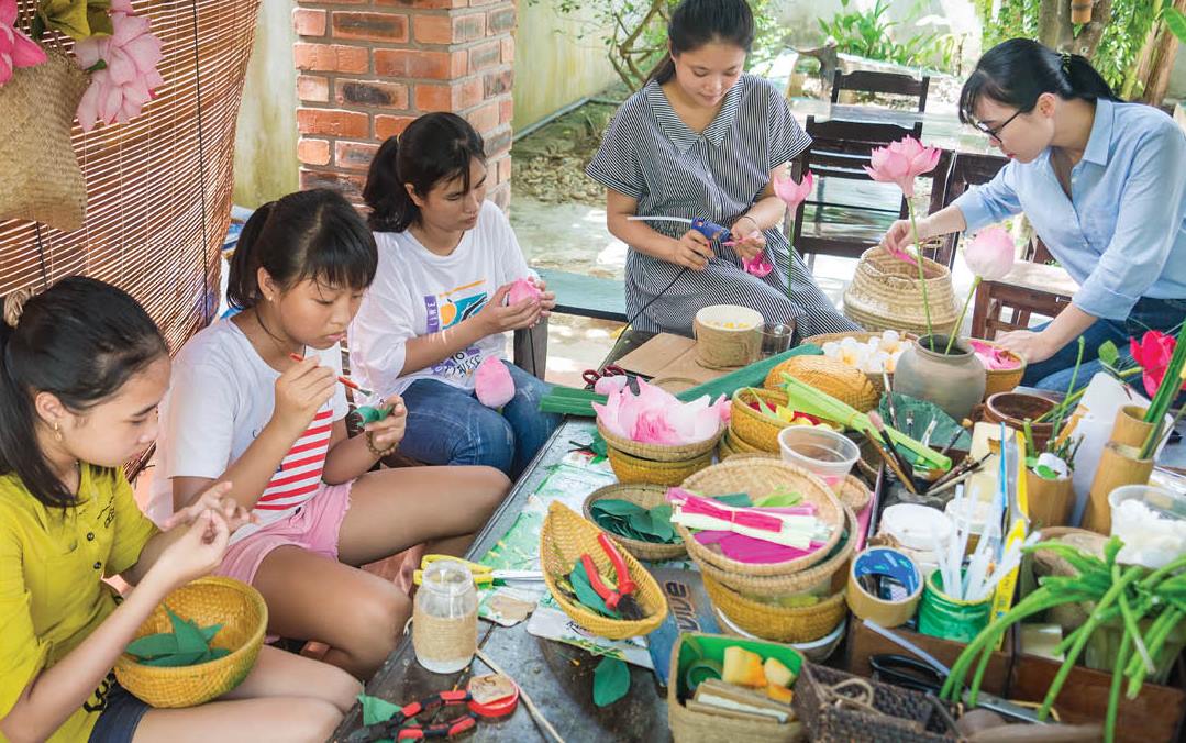 Learning how to make flower at Lavin Home