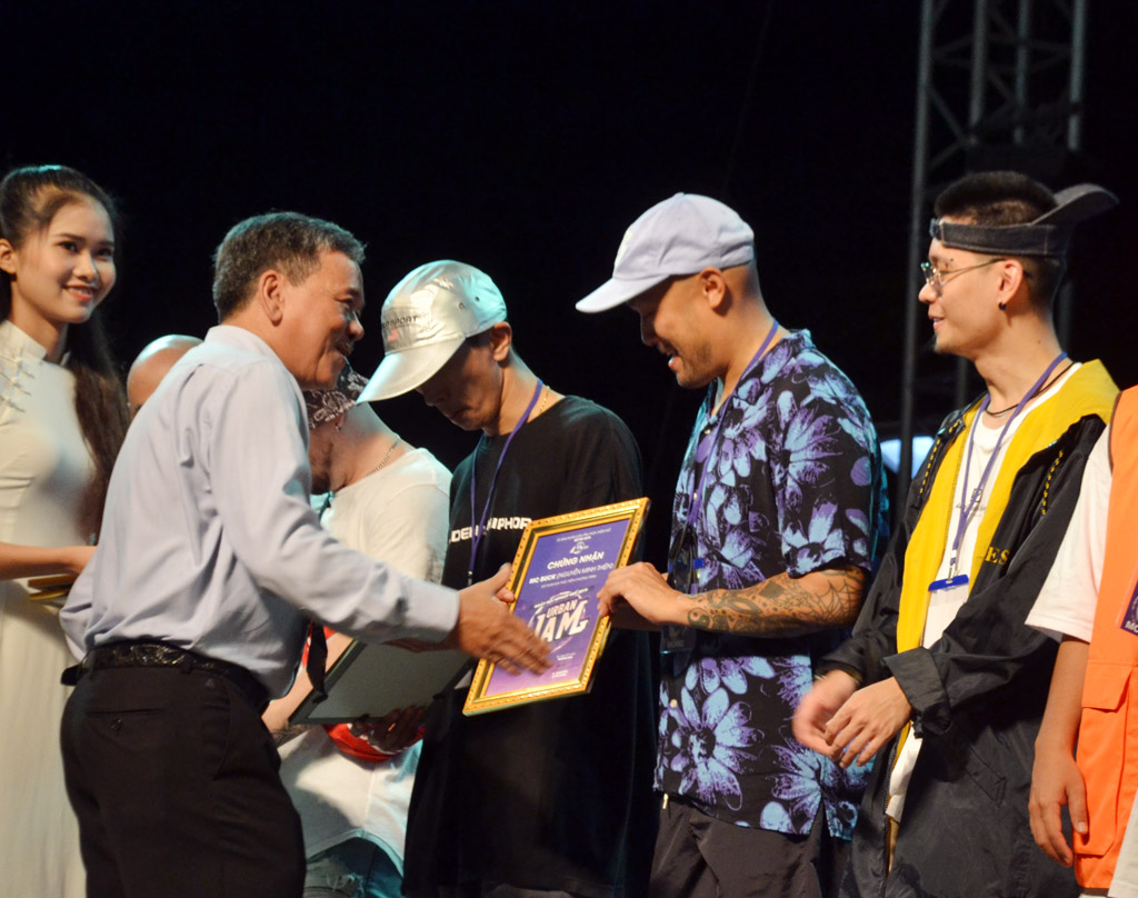  Handing in the certificates to the judges and contestants