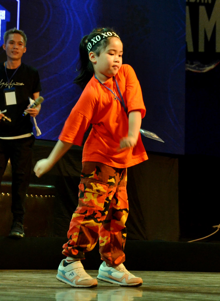  The festival also drawn the attention of the school-age contestants.