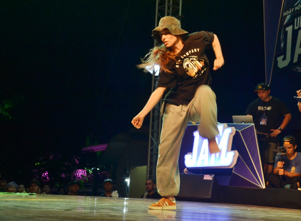  A foreign contestant felt the beats with his brilliant dance