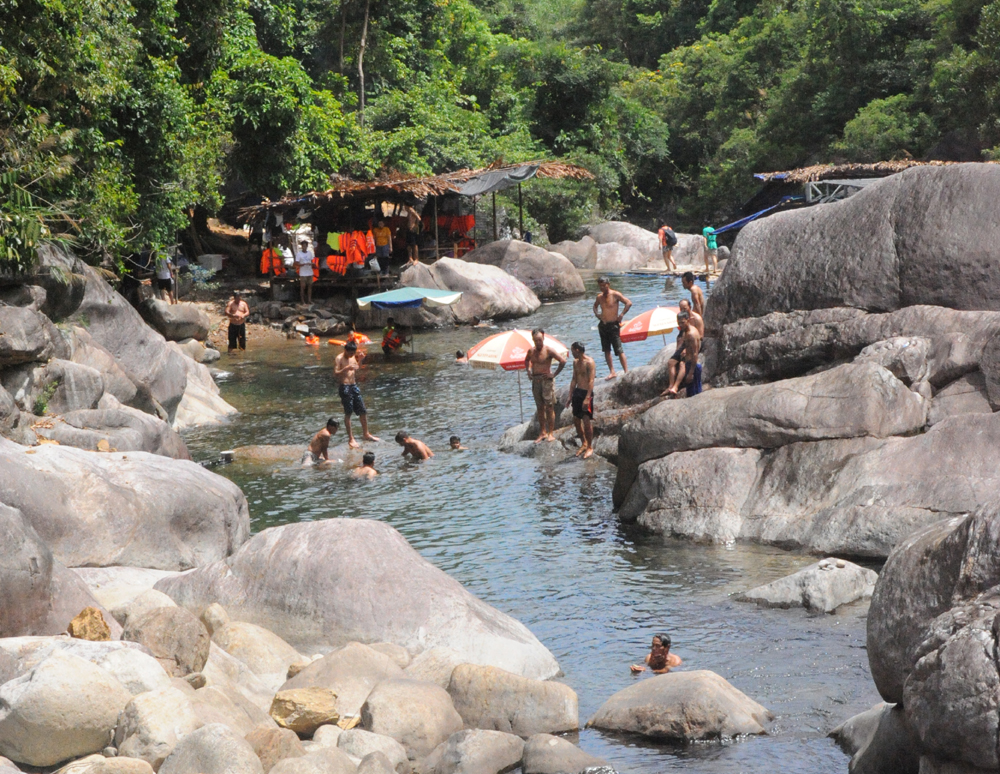 The wild beauty of Fairy stream attracts tourists