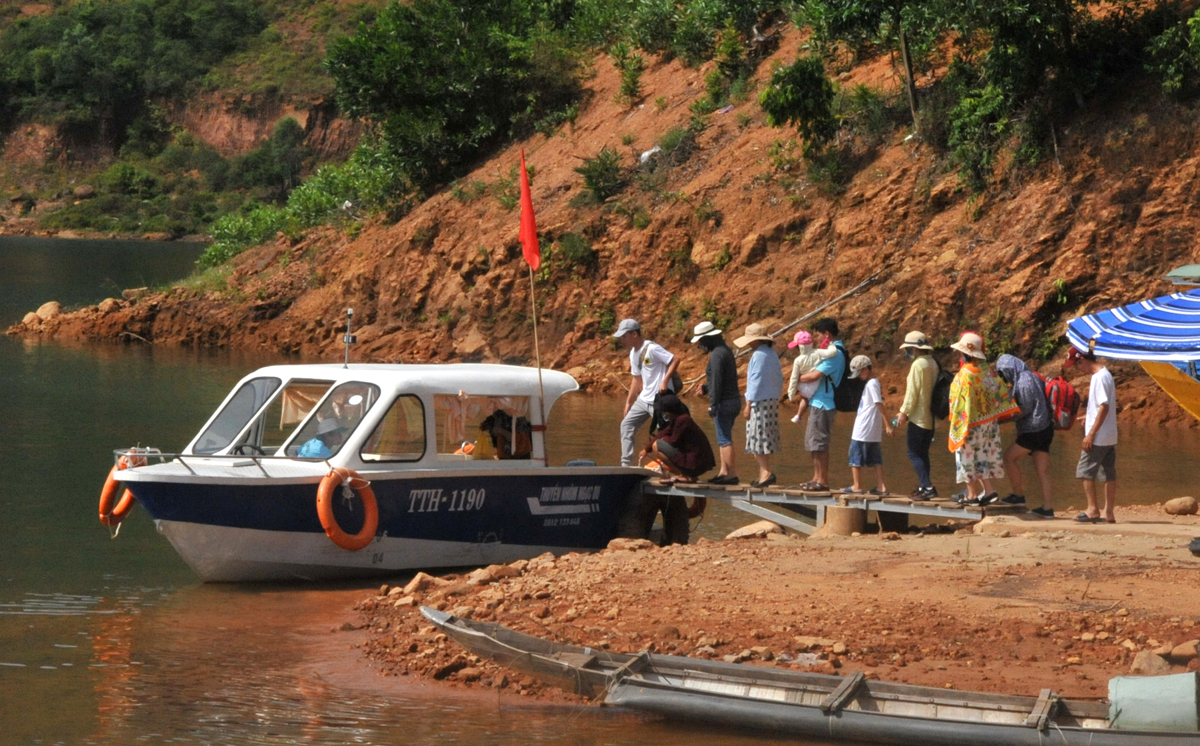 Guests are picked up and served from the waiting station