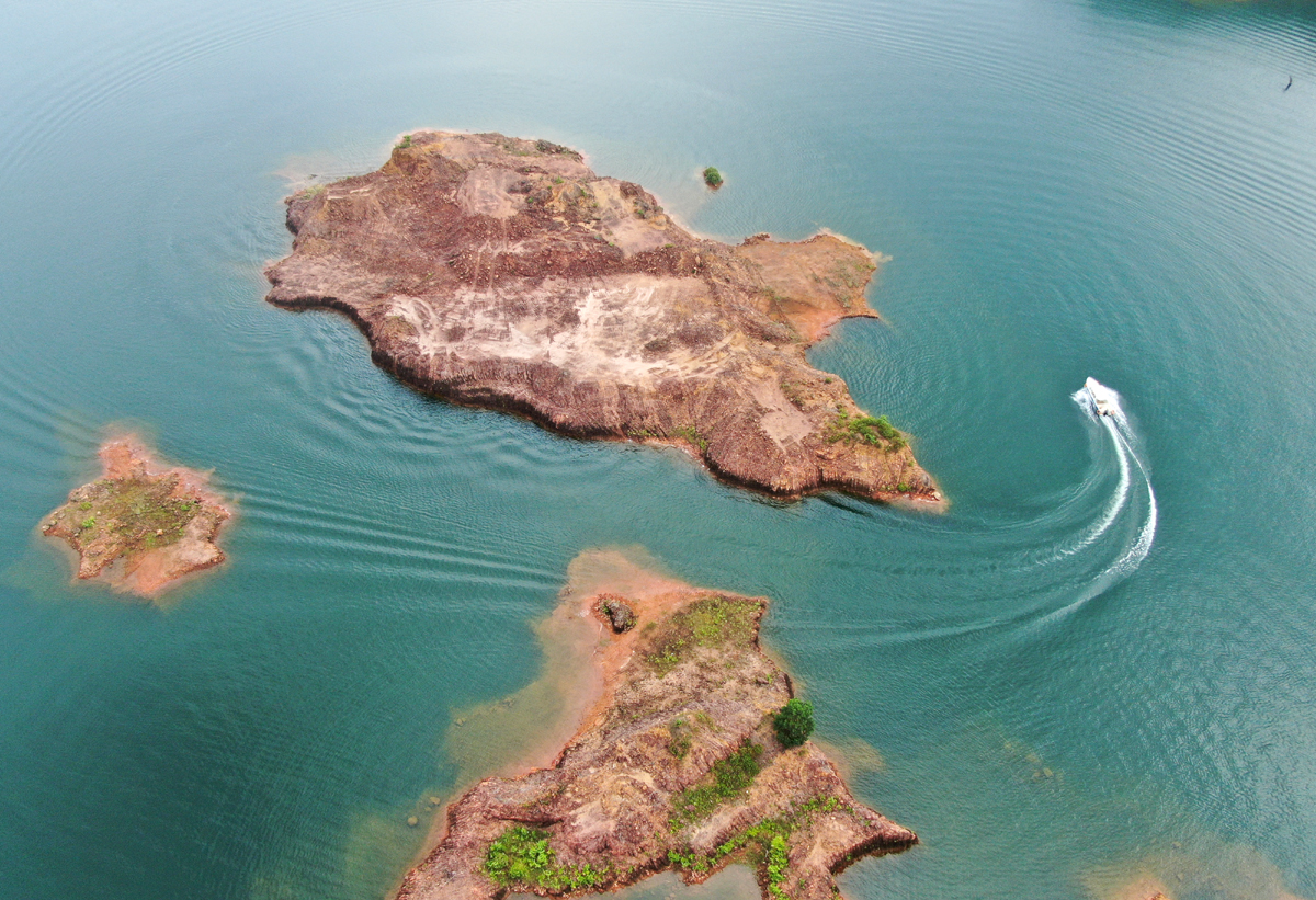 Guests can sail on the lake and surf by canoes