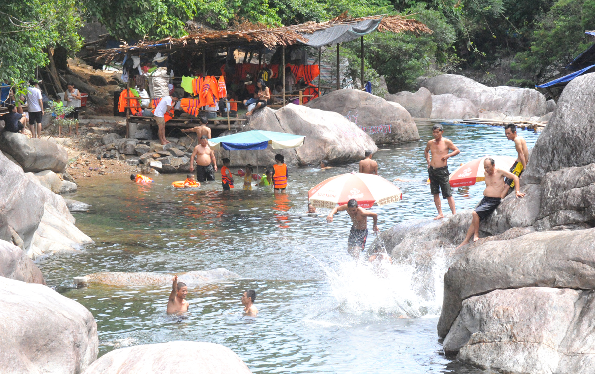 The source of water and stones create small pools, which are convenient for bathing