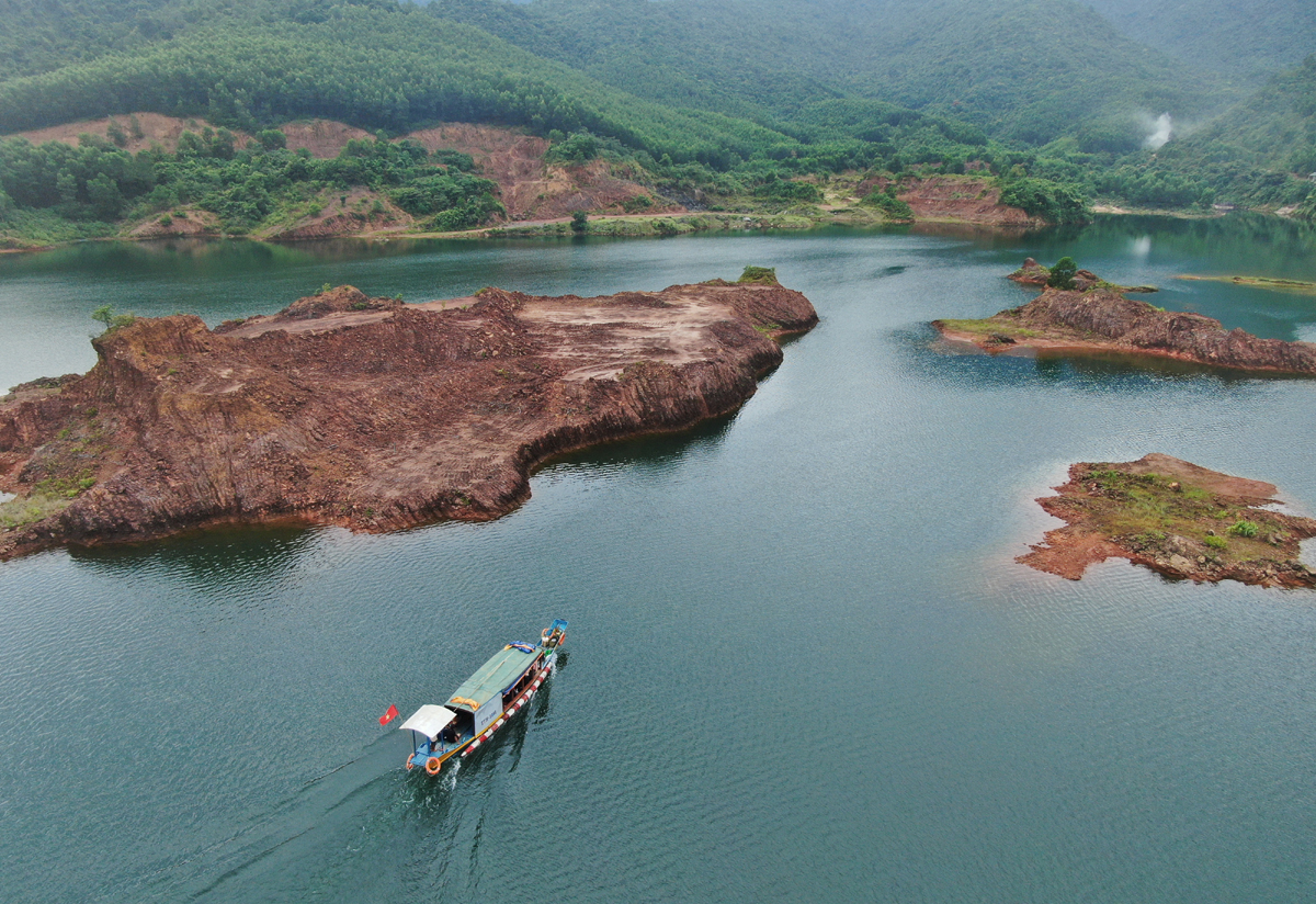 The beautiful scenery of Thuy Yen lake is a plus point when coming to Fairy stream. Guests can also explore the upstream or natural forests.