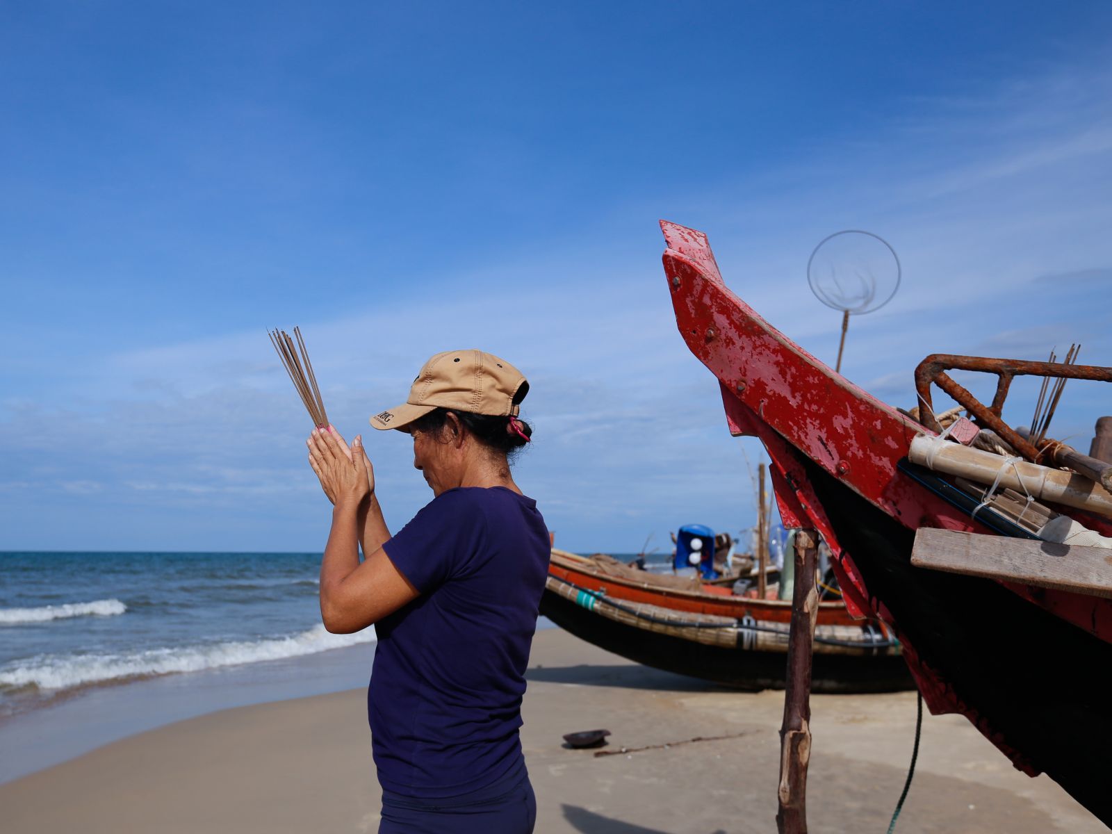After he gets on the boat and goes out to sea, on the shore, Ms. No burns incenses and prays for peace for her husband