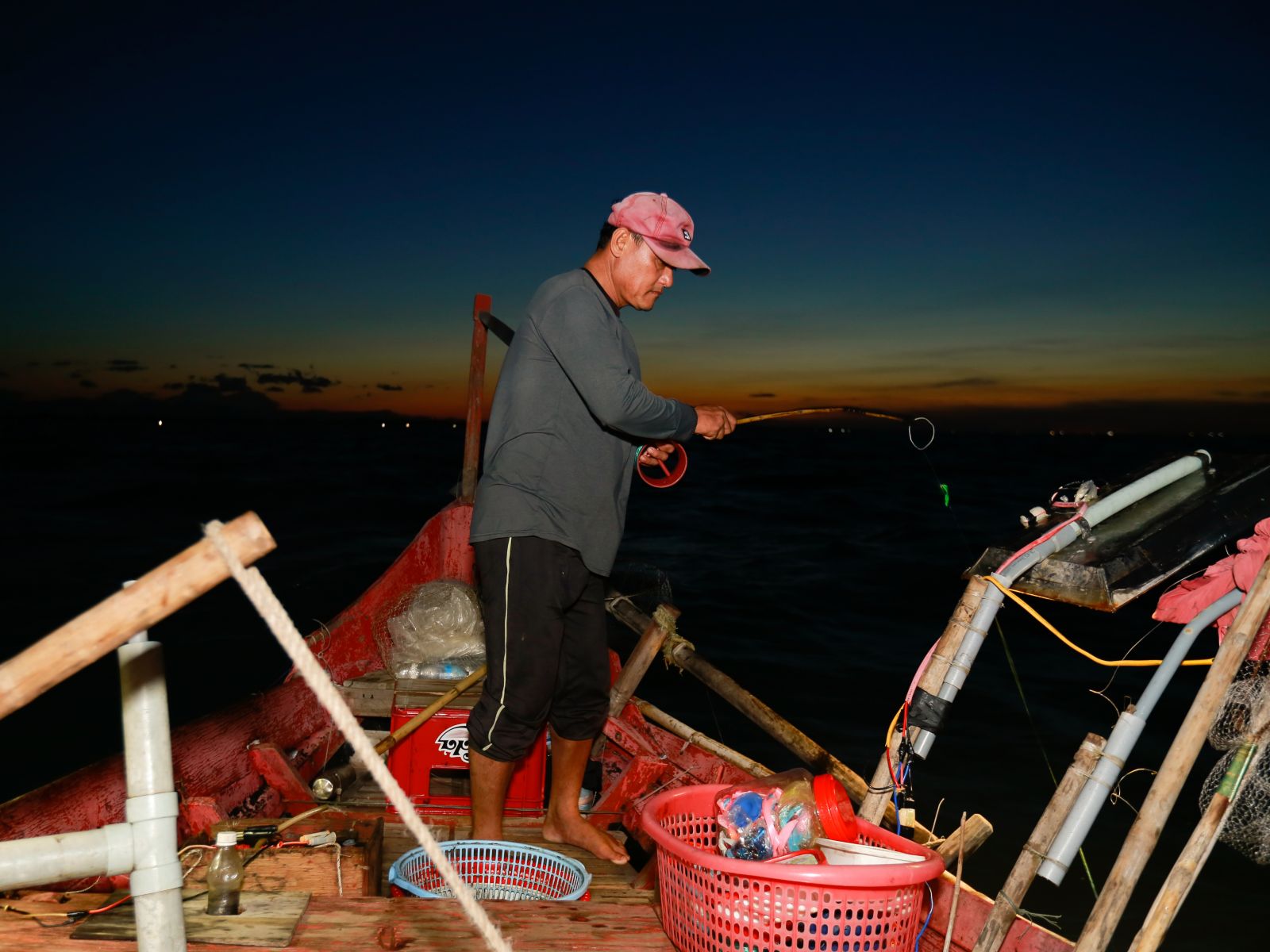 Mr. Tam cashing cuttlefish in the sea at midnight