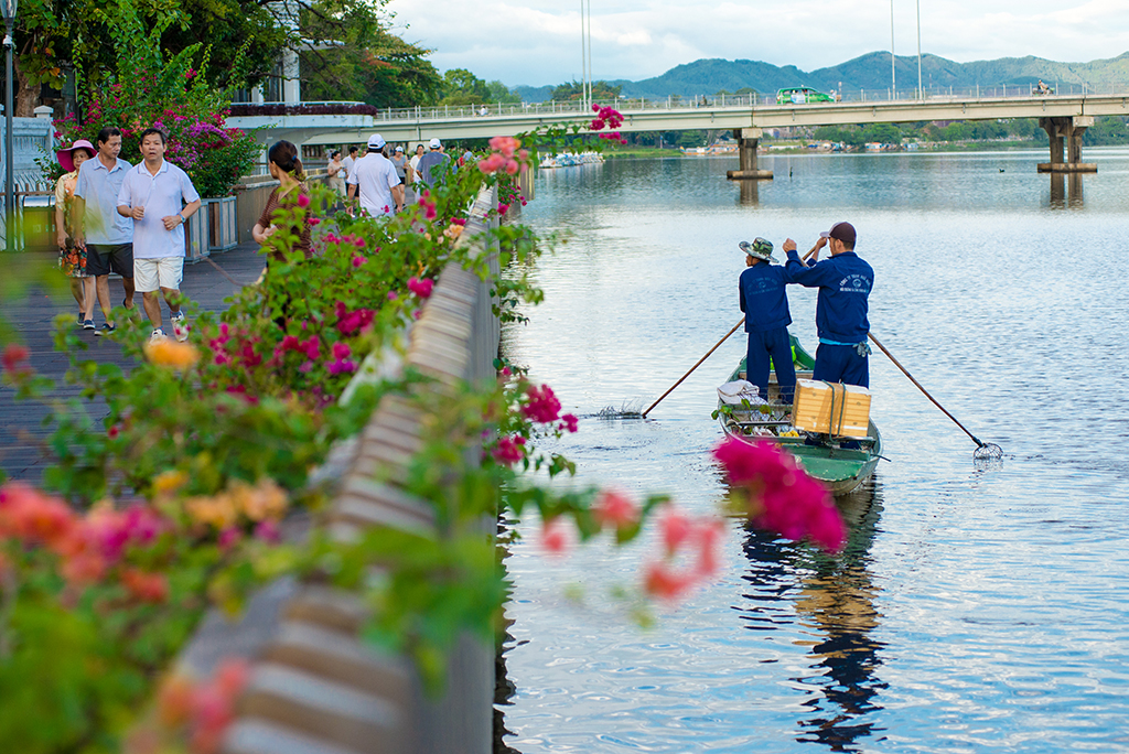 Keeping the road and the river clean and beautiful together