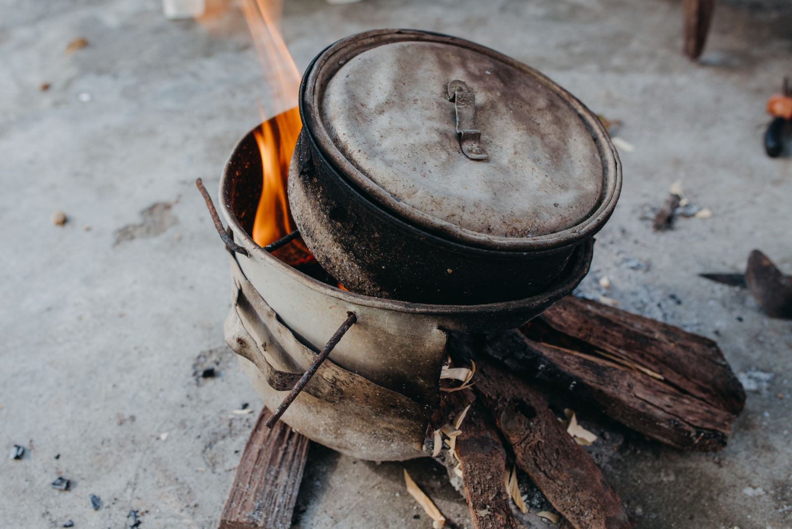 The indispensable material is lead. Mr. Dung buys pure lead, then he burns it in an aluminum pot until the lead melts.
