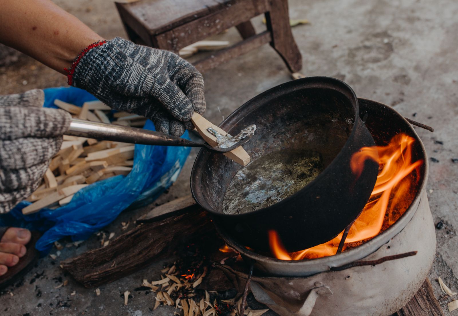 Molten lead is poured into the mold