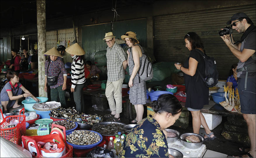 Typical dishes, abundant goods are the ‘plus’ points to attract tourists to visit and do shopping in Dong Ba market