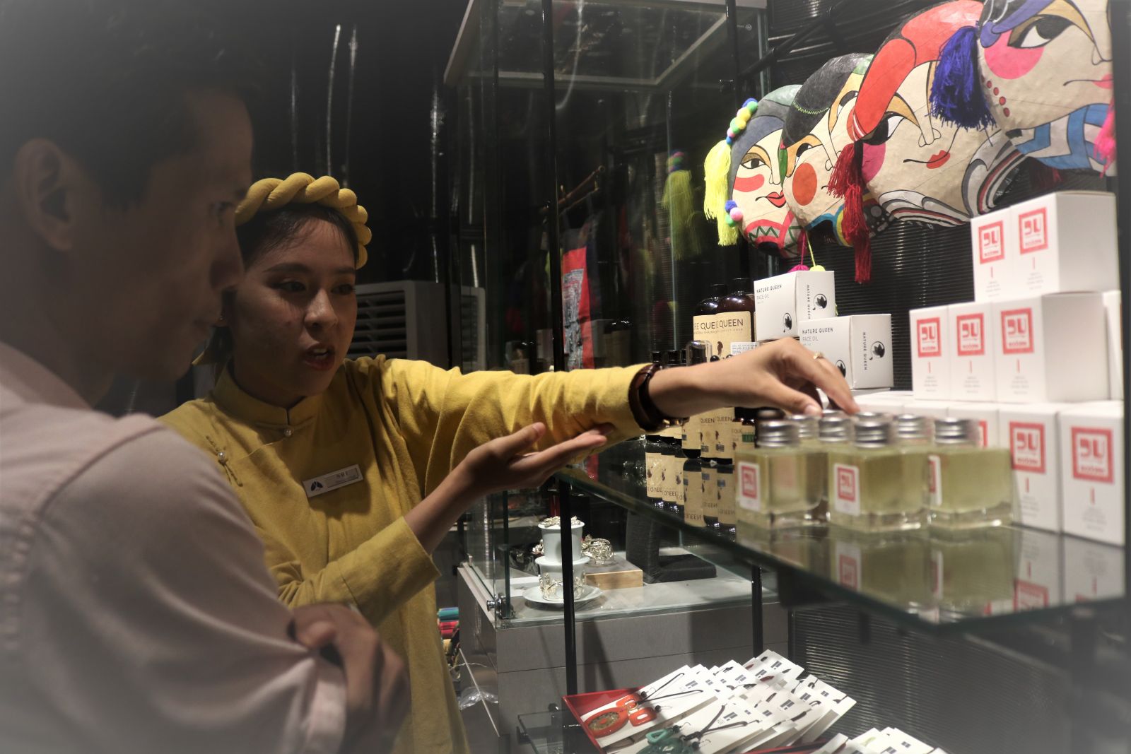 Introducing to visitors the products and services of Dong Khuyet Dai