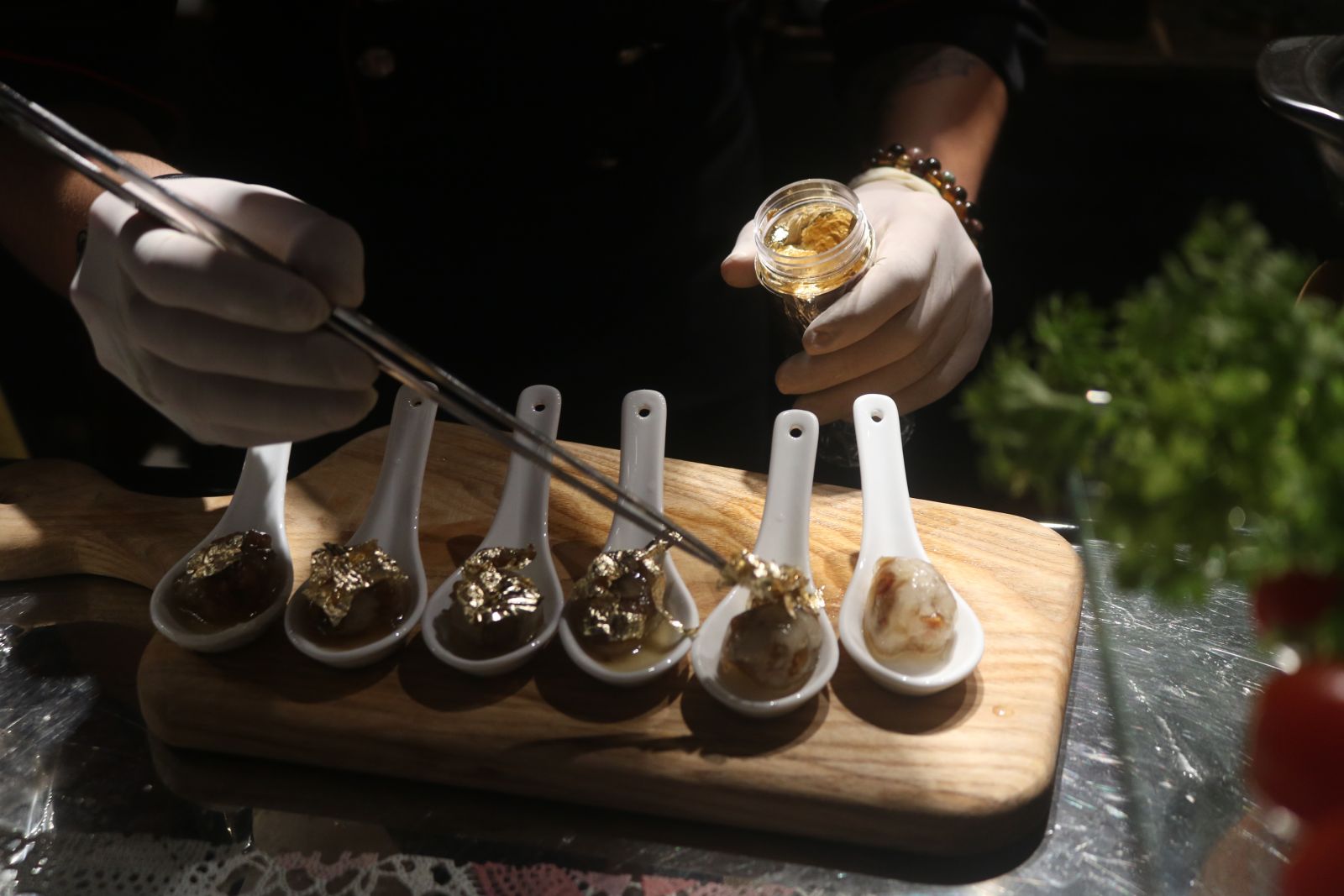 For the first time, MasterChef Vietnam Nguyen Thanh Cuong's gold-plated tapioca sweet soup with roasted pork filling is present in Hue