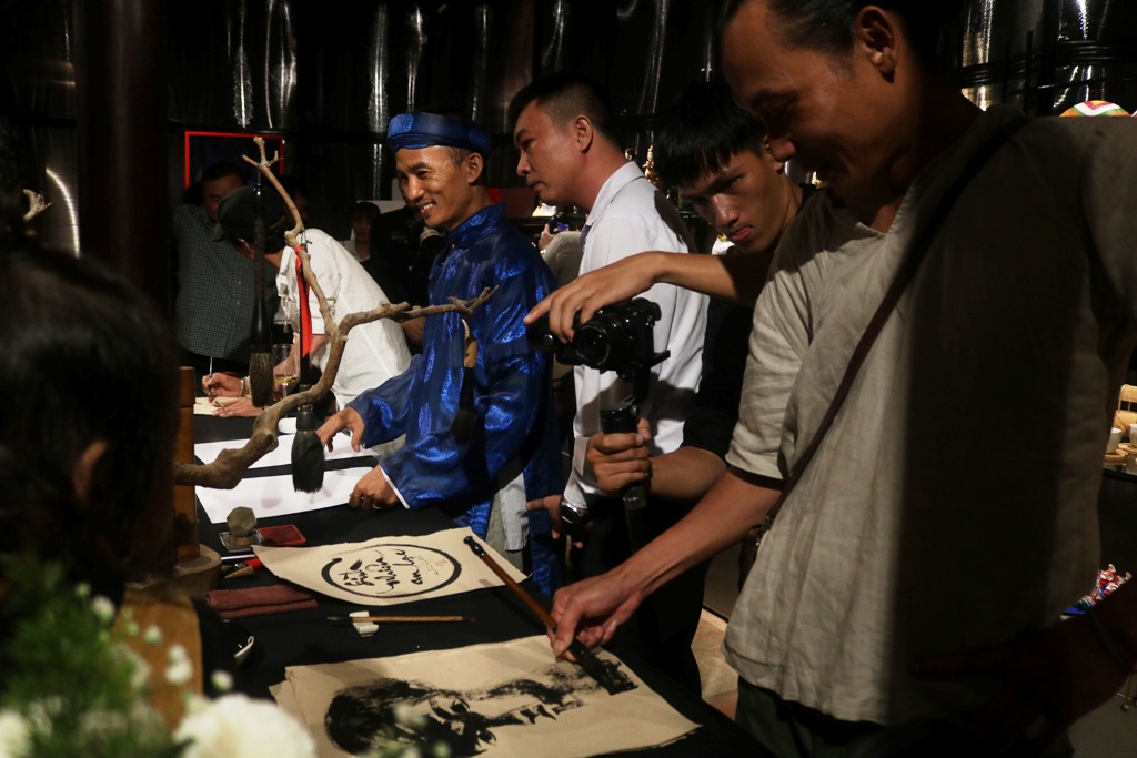Experiencing calligraphy and portrait sketching