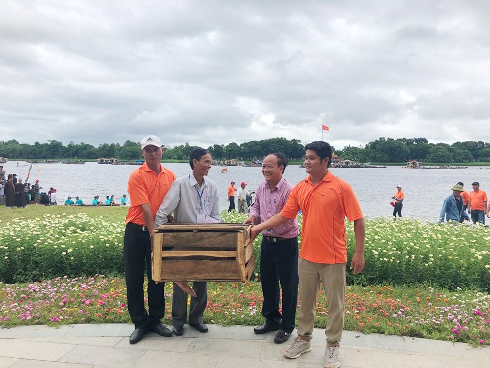 The female rowers from Huong Can team (Huong Tra Town) won the Tam thang prize with a pig as the prize