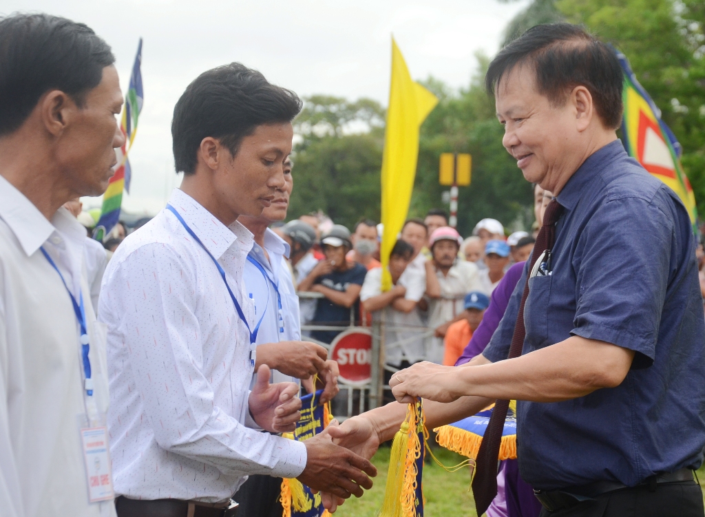 Vice Chairman Nguyen Dung encouraging the boat owners before the competition