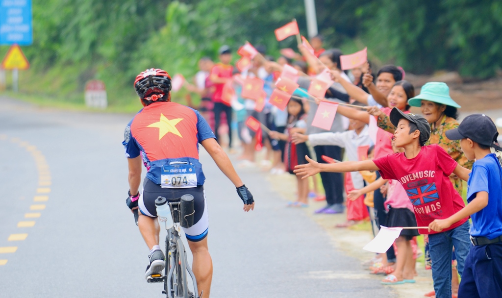 The enthusiastic encouragement of the people was a great motivation for the cyclists to complete the journey