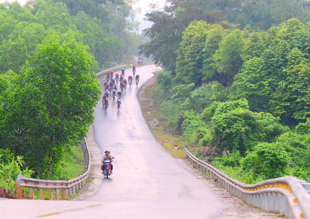 Although being left far behind just at the starting point, the last group still showed leisure and watched the scenery on both sides of the road as they raced