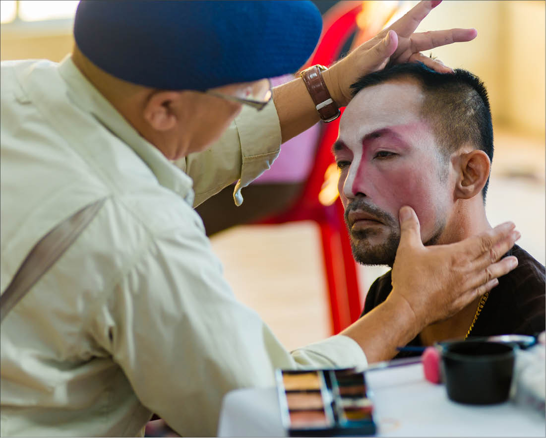 Để vẽ mặt nạ, phải lót lớp phấn dày