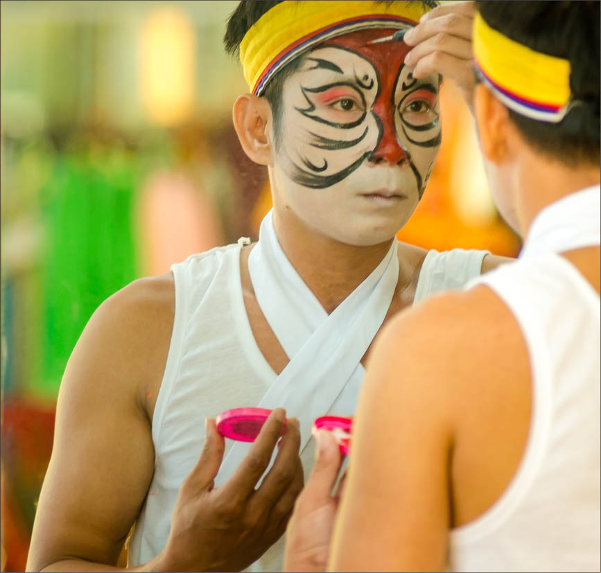 Ngoài chuyên môn diễn, các nghệ sĩ trẻ phải học cách tự trang điểm